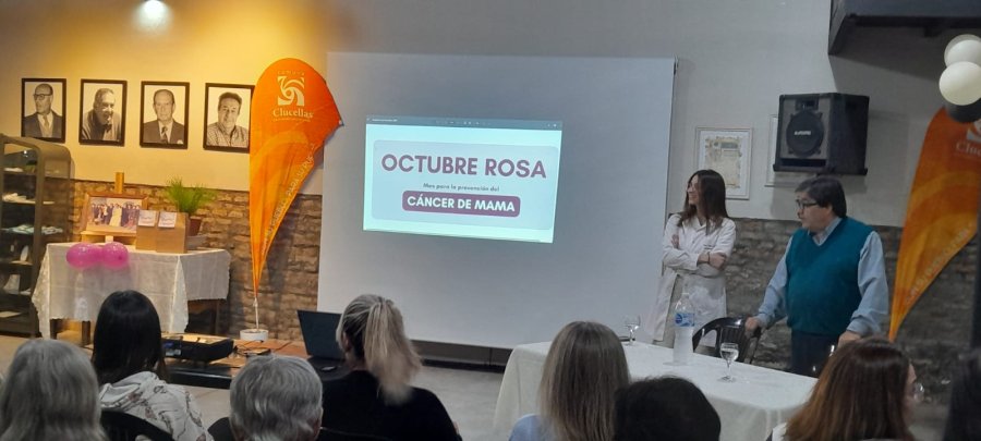 Los tocoginec&oacute;logos durante su exposici&oacute;n.