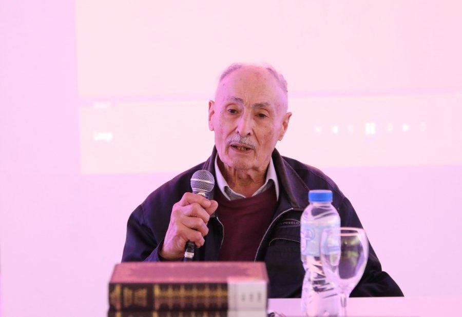 VICENTE D&Oacute;MINA. El homenajeado fue recibido por m&aacute;s de un centenar de personas que se alegraron de escucharlo.