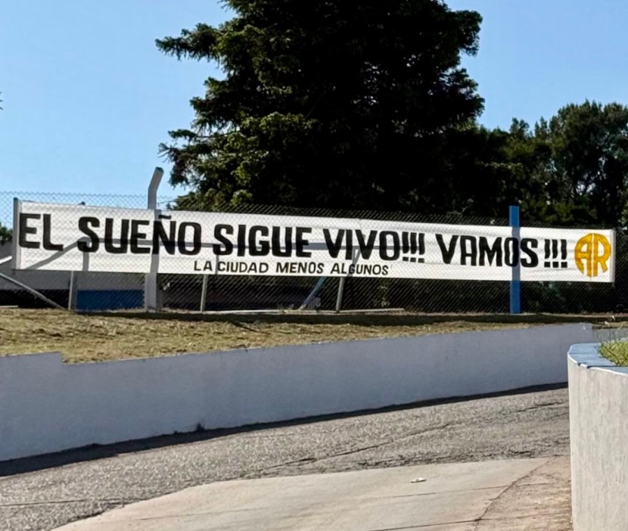 APOYO INCONDICIONAL. En el ingreso al t&uacute;nel, en el Aut&oacute;dromo, apareci&oacute; este mensaje para el plantel albiceleste.