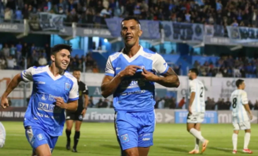 El delantero Javier Ferreira festeja su gol, el primero del partido.