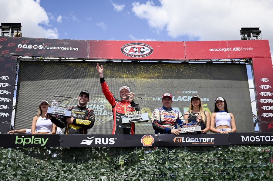 Agust&iacute;n Canapino con el premio del ganador en el podio, junto a Agust&iacute;n Mart&iacute;nez y Mariano Werner.