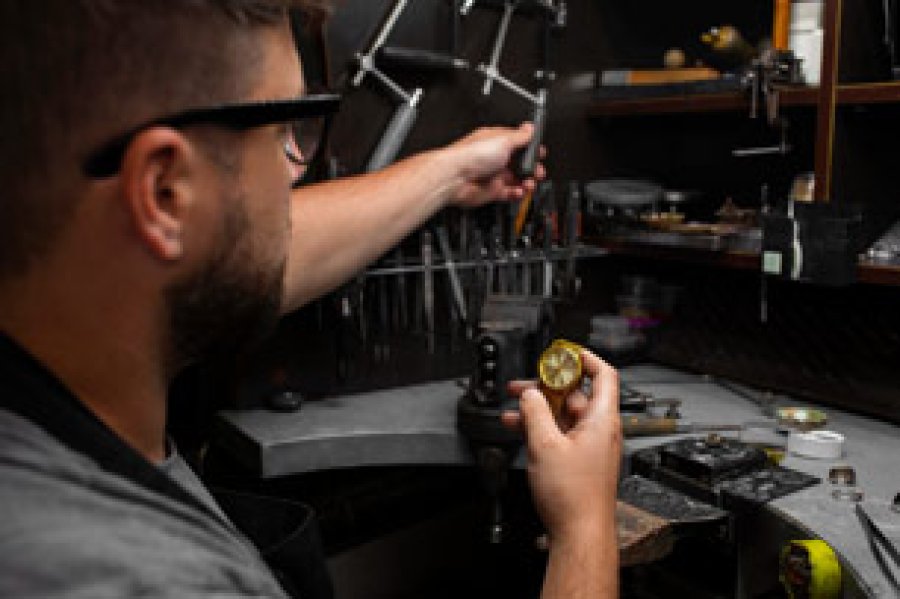 El Joyero es aquel profesional que se dedicado a la fabricaci&oacute;n, reparaci&oacute;n y comercializaci&oacute;n de art&iacute;culos de joyer&iacute;a.