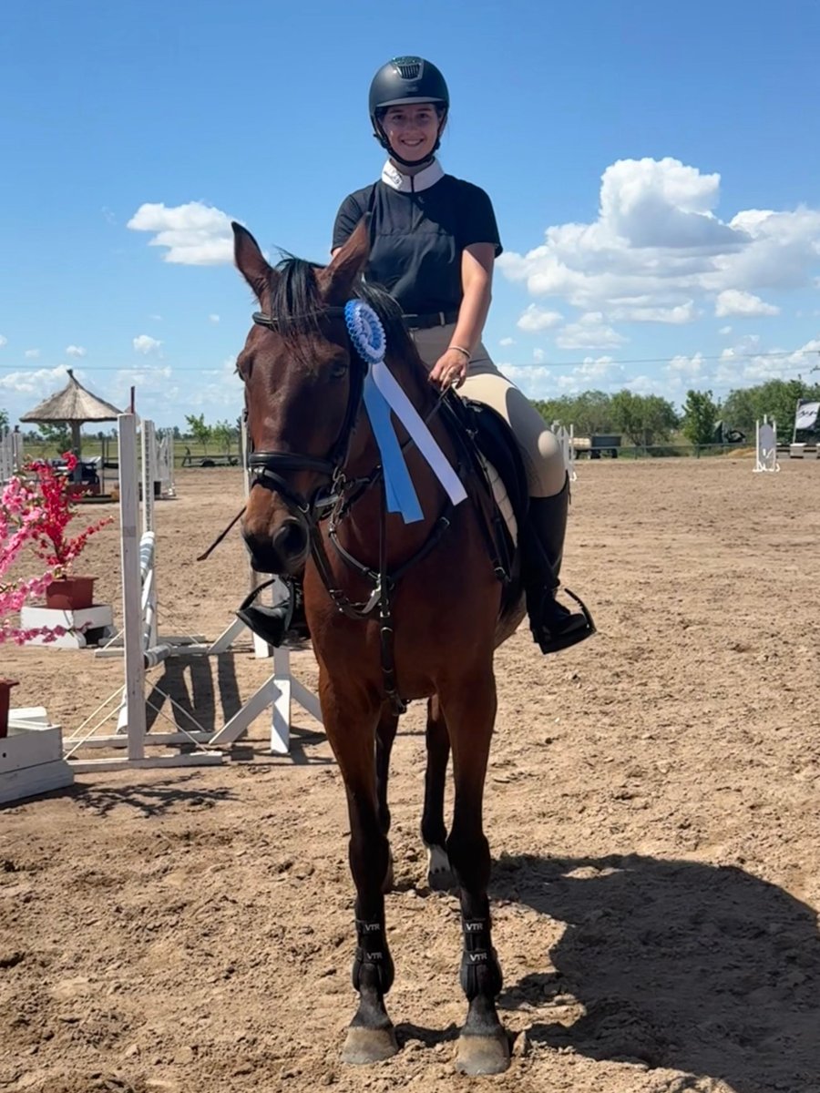 La amazona Luc&iacute;a Anghilante HS con Arizona, durante la premiaci&oacute;n.