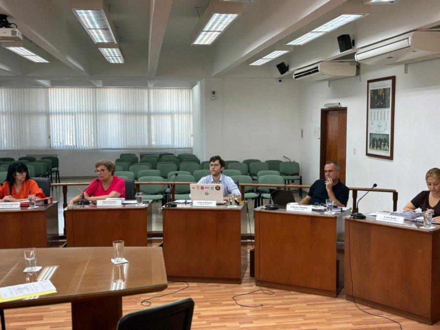 El bloque de concejales oficialistas durante la reuni&oacute;n de comisiones de este lunes.