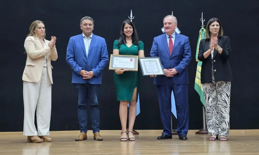 Las autoridades en el escenario durante la celebraci&oacute;n.