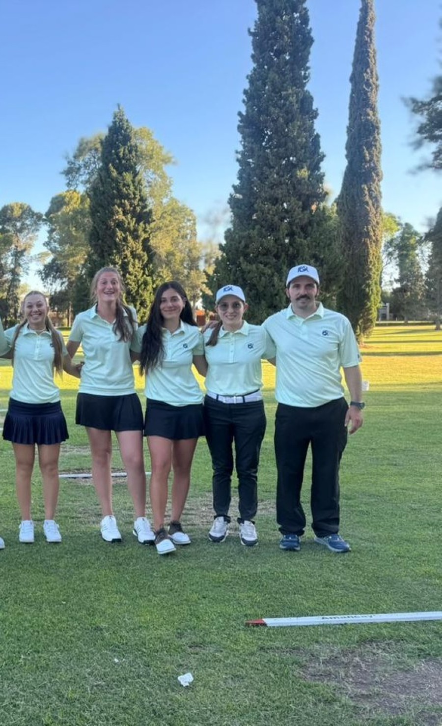 PROTAGONISTAS. Lola, Juana y Luc&iacute;a, junto a los entrenadores.