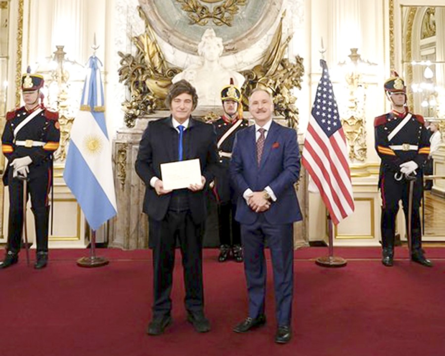 ACTO PROTOCOLAR. Javier Milei recibi&oacute; al nuevo embajador de EE.UU., Peter Lamelas, antes de viajar a Miami y Nueva York.