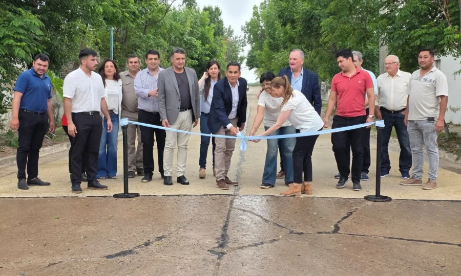 Inauguraci&oacute;n del pavimento, uno de los hitos de la jornada.