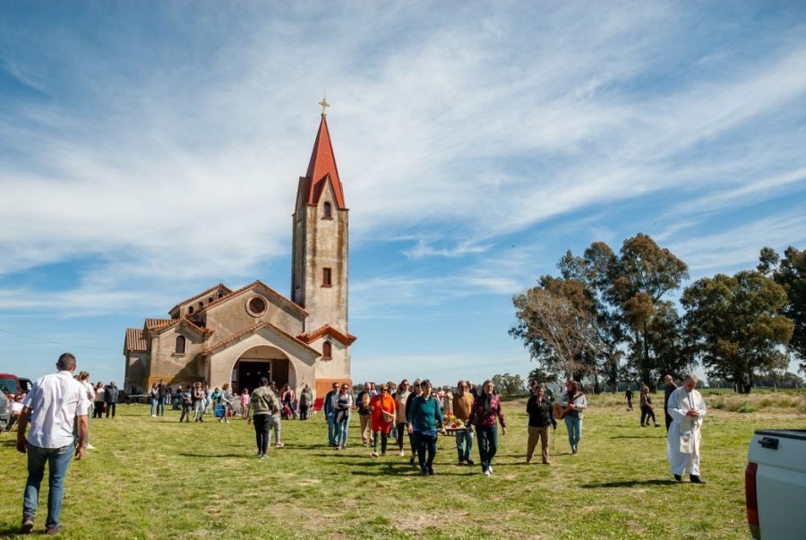 Manifestaci&oacute;n de fe en una capilla rural.