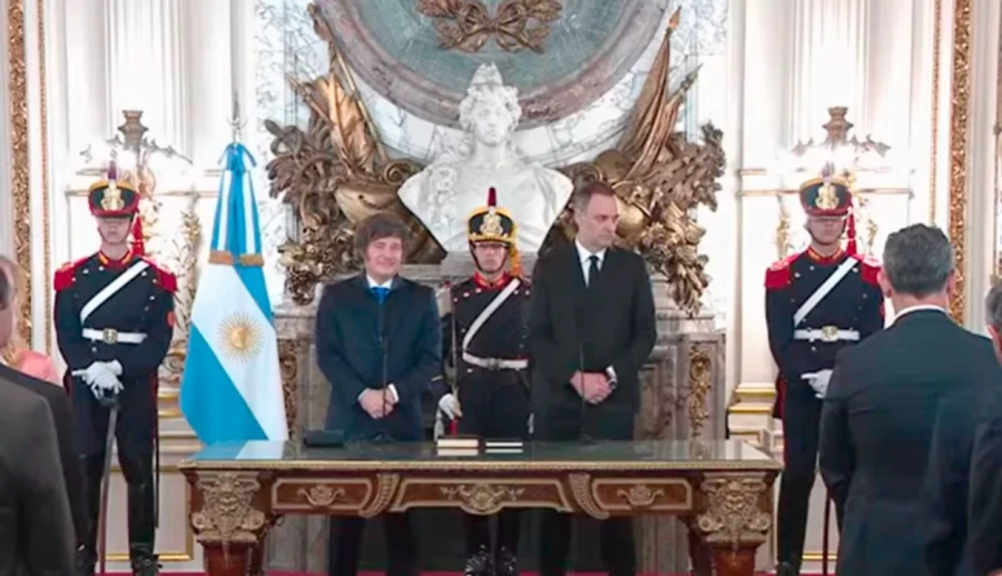 Manuel Adorni jur&oacute; como Jefe de Gabinete.