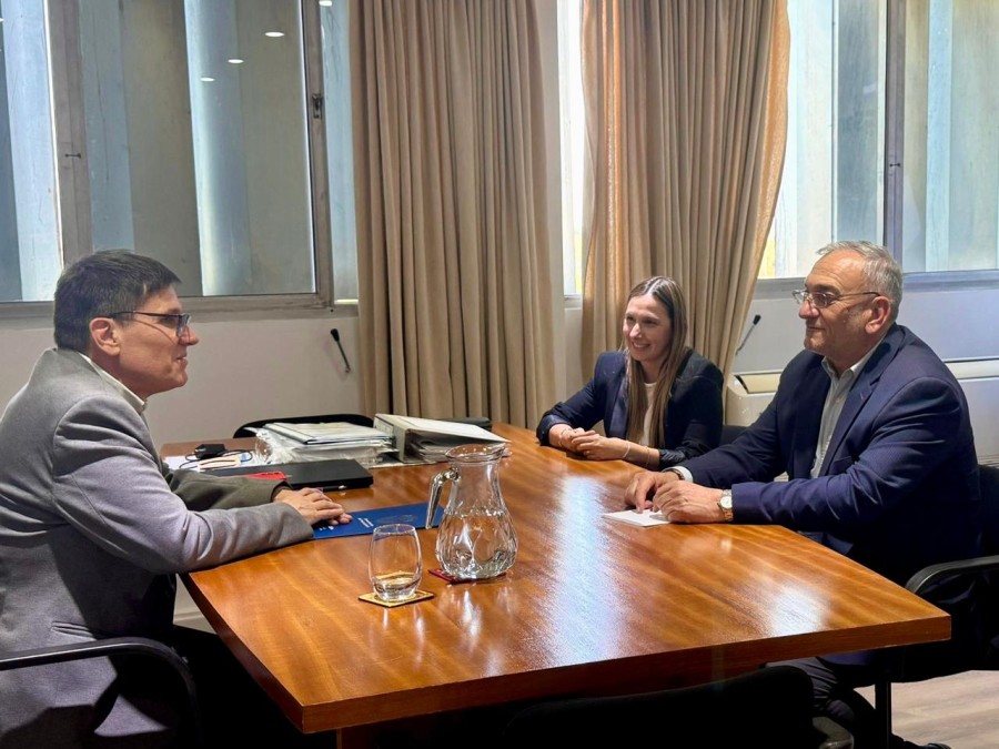 Jos&eacute; Goity, B&aacute;rbara Chivallero y Alcides Calvo durante el encuentro.