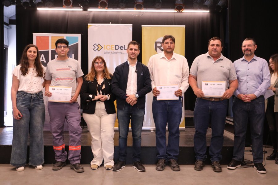 CON LOS PARTICIPANTES. El intendente Viotti estuvo presente en la entrega de los certificados.