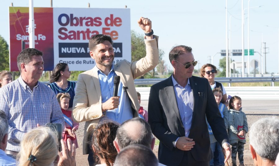 Rub&eacute;n Pirola, Maximiliano Pullaro y Lisandro Enrico durante el acto en Progreso.