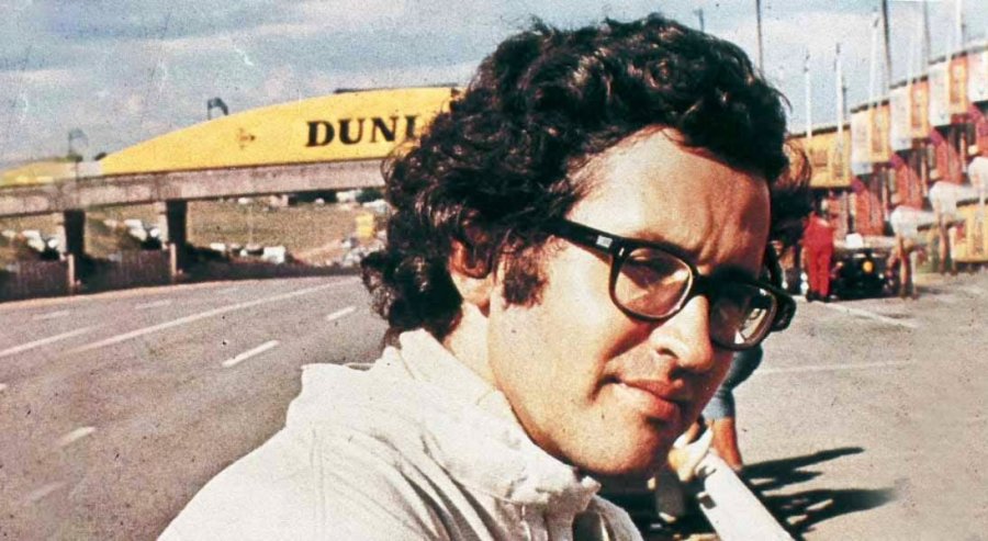 Andrea De Adamich luciendo sus ic&oacute;nicas gafas en la F&oacute;rmula 1.