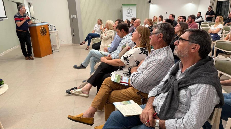 En la Sociedad Rural de Rafaela se llev&oacute; a cabo la charla &ldquo;Modelos productivos que demuestran mejora de captura de carbono&rdquo;.