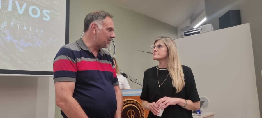 Adri&aacute;n Bifaretti, referente nacional en sostenibilidad y carne libre de deforestaci&oacute;n, y Jonic&eacute;lia Araujo, especialista en sustentabilidad de sistemas productivos de lecher&iacute;a y agricultura.
(FOTO PRENSA SRR)