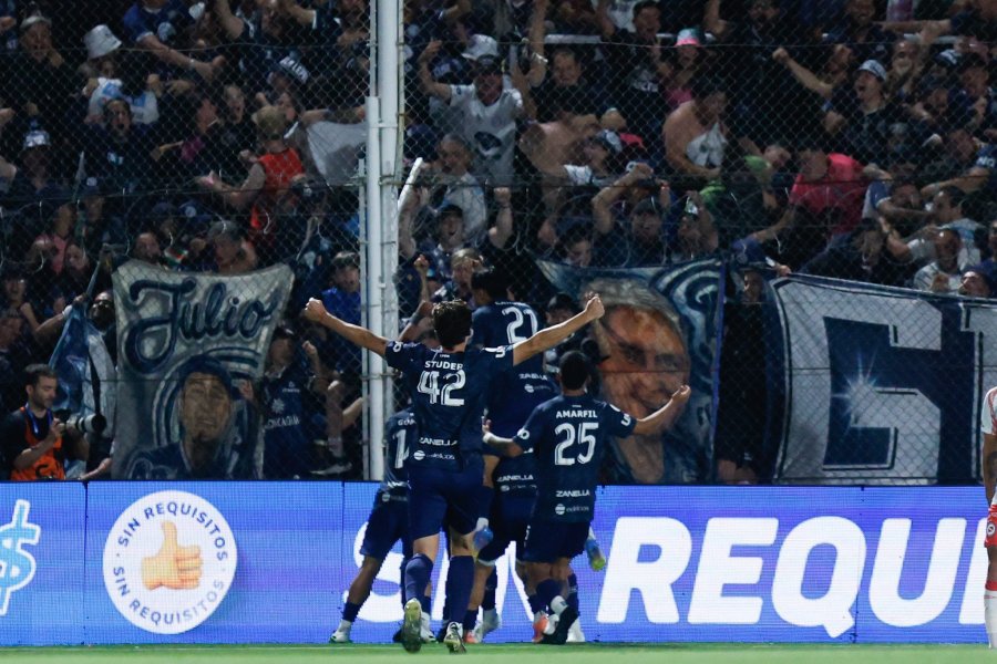 NUEVO CAMPEON. El elenco mendocino festej&oacute; en C&oacute;rdoba.