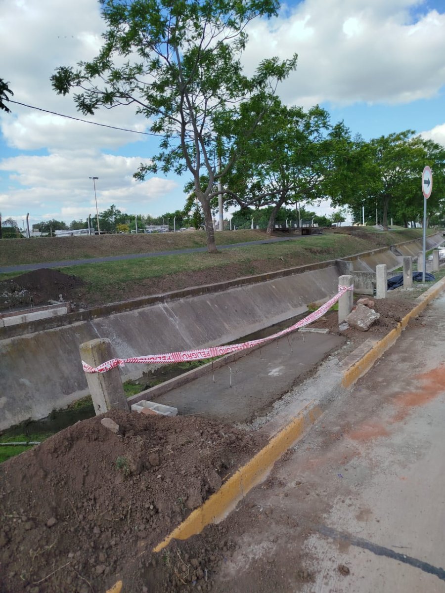Comenz&oacute; la construcci&oacute;n del primer puente peatonal sobre el canal en barrio Villa Podio.
