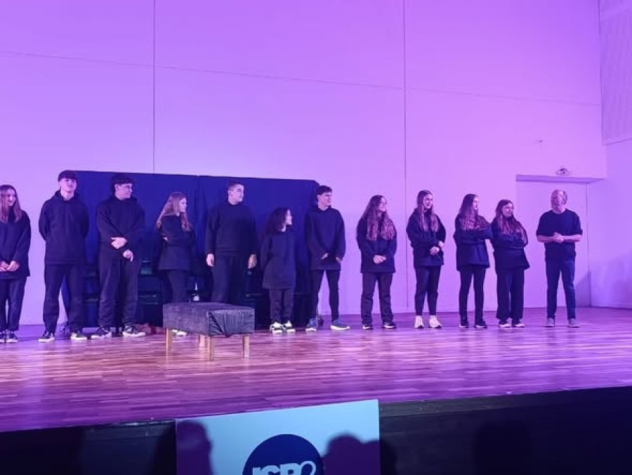 Los actores junto al director, L&aacute;zaro Pieri.