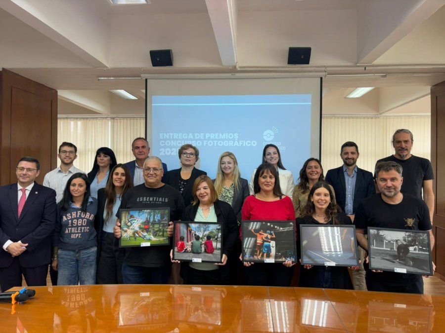 TODOS JUNTOS. Los concejales junto a los 5 ganadores de la quinta edici&oacute;n del Concurso fotogr&aacute;fico del Concejo Municipal de Rafaela.