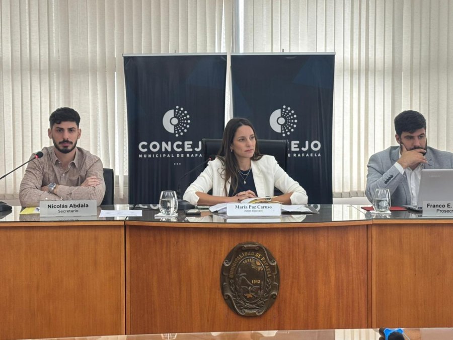 Mar&iacute;a Paz Caruso presidi&oacute; un tramo de la sesi&oacute;n de este jueves, junto a Nicol&aacute;s Abdala y Franco Laorden. (FOTO PRENSA CONCEJO)