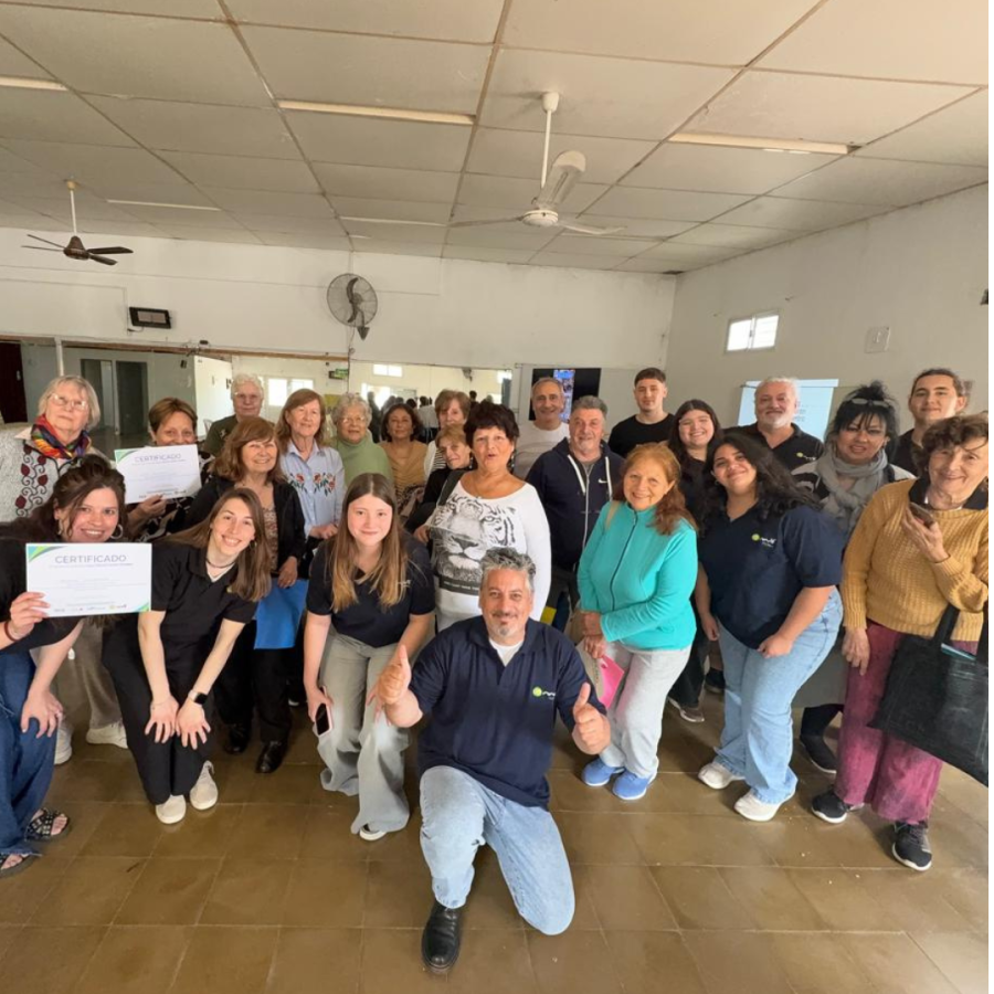 El equipo de MIF Sistemas junto a los participantes del curso de capacitaci&oacute;n para un mejor uso del tel&eacute;fono celular.