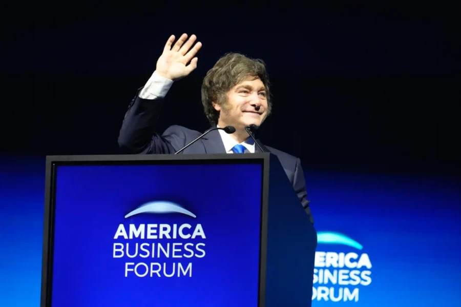 Javier Milei al disertar en Miami.