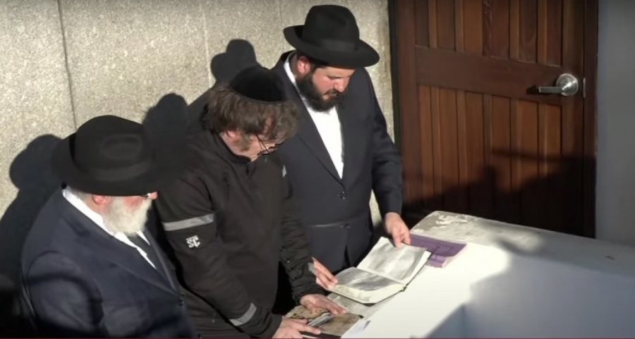 Javier Milei en la tumba del &ldquo;rebe de Lubavitch&rdquo;.