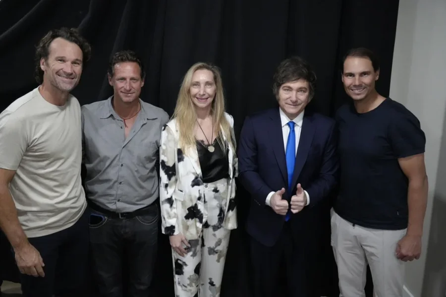 De izquierda a derecha: Carlos Moy&aacute;, David Nalbandian, Karina Milei, Javier Milei y Rafael Nadal, en el American Business Forum.
