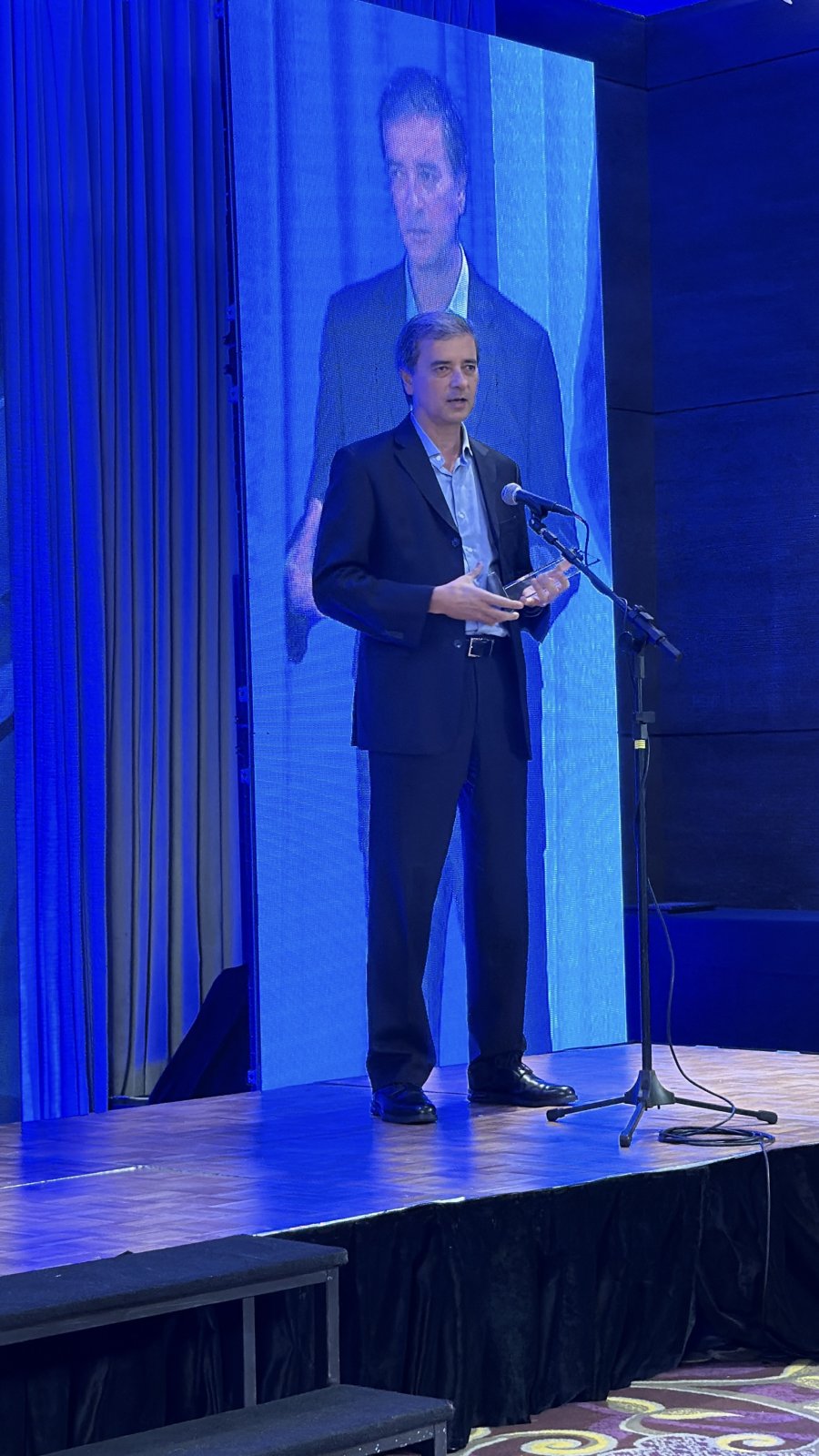 Carlos Casto, titular de la aseguradora agradeci&oacute; los reconocimientos.