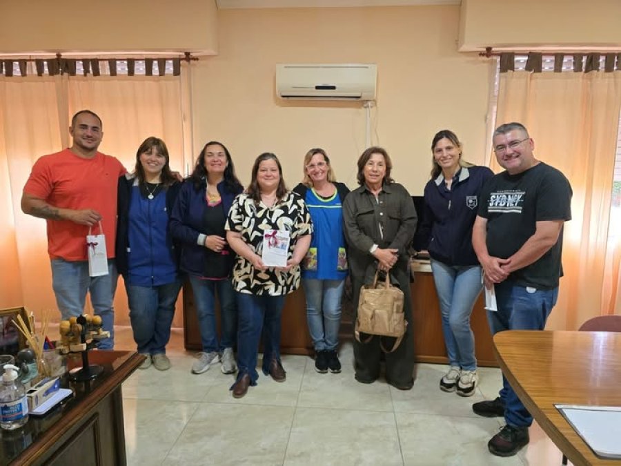 La delegaci&oacute;n escolar junto a la titular comunal.