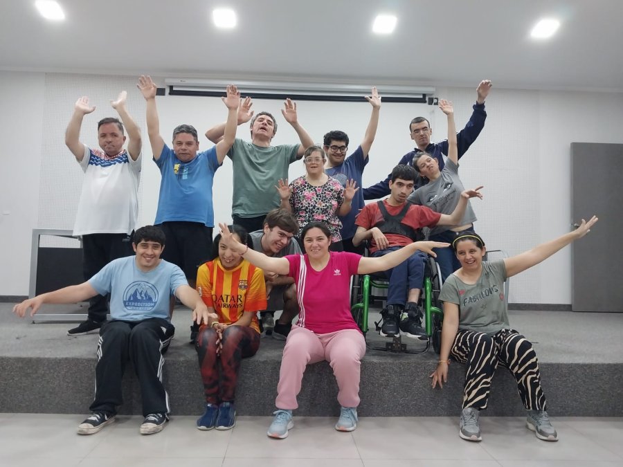 ELENCO. Integrado por j&oacute;venes que asisten a la instituci&oacute;n.