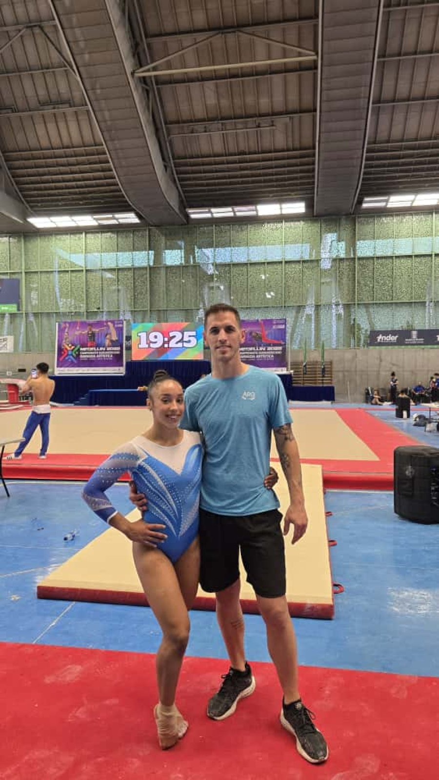 EN COLOMBIA. La gimnasta rafaelina con el entrenador V&iacute;ctor Ingaramo.