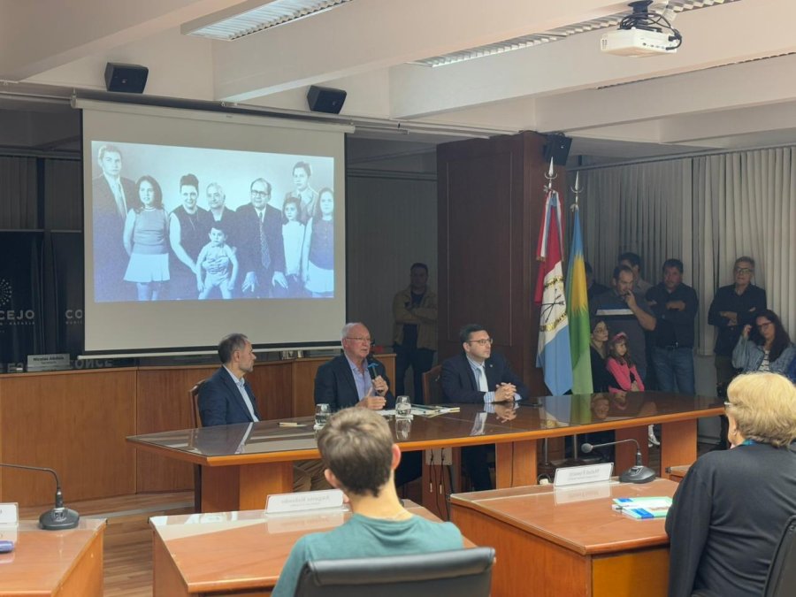 PRESENTACIÓN. Un momento de emociones, recuerdos y nostalgia en el Concejo.