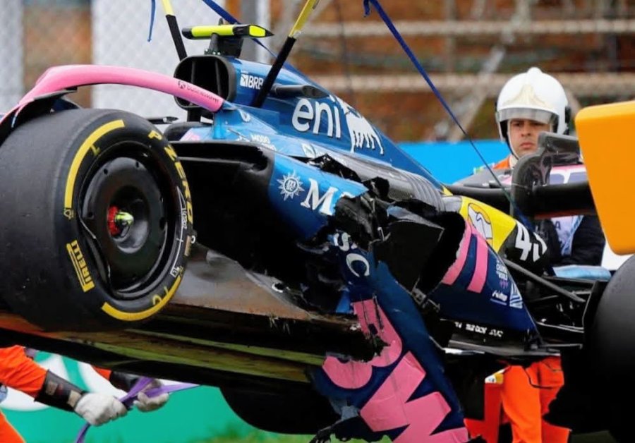 El auto de Franco Colapinto es retirado por una gr&uacute;a en Interlagos.