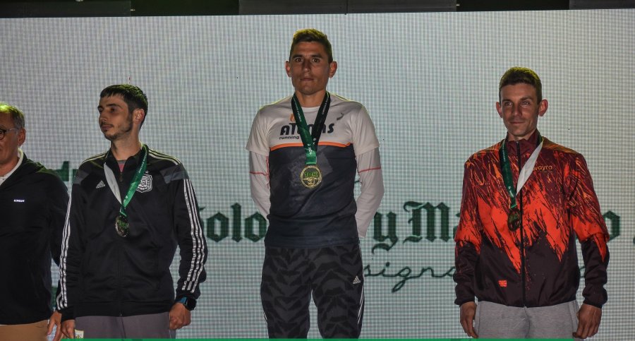 PODIO 5K GENERAL. Germ&aacute;n Fern&aacute;ndez en el centro, junto a R. Ghilardi (izquierda) y Mauro Busto (derecha).