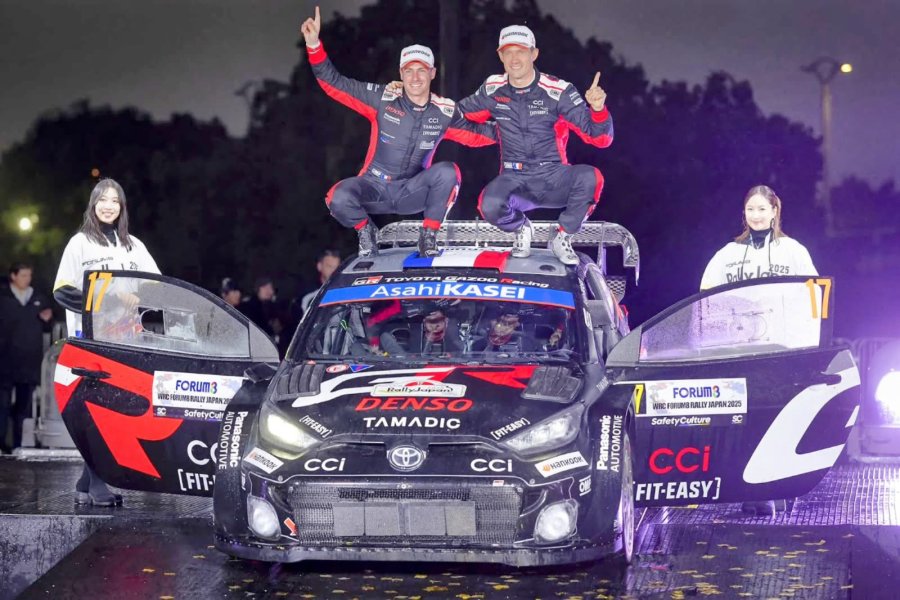 Ogier y Landais sobre el Toyota luego de su victoria en Jap&oacute;n.