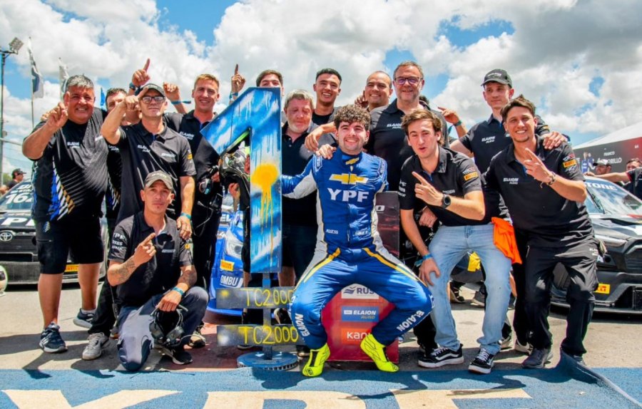 Franco Morillo festeja con su equipo su primer triunfo en la categor&iacute;a.