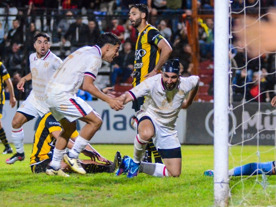 CONTUNDENTE. El equipo de Pergamino sorprendi&oacute; por su goleada.