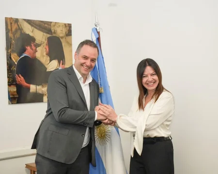 Manuel Adorni se re&uacute;ne con los ministros.