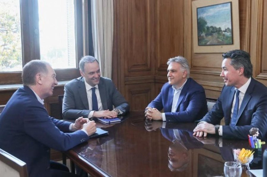 CONCENSO. El jefe de Gabinete, Manuel Adorni, y el ministro del Interior, Diego Santilli, se encontraron con Mart&iacute;n Llaryora y Marcelo Orrego en la primera ronda de di&aacute;logo.