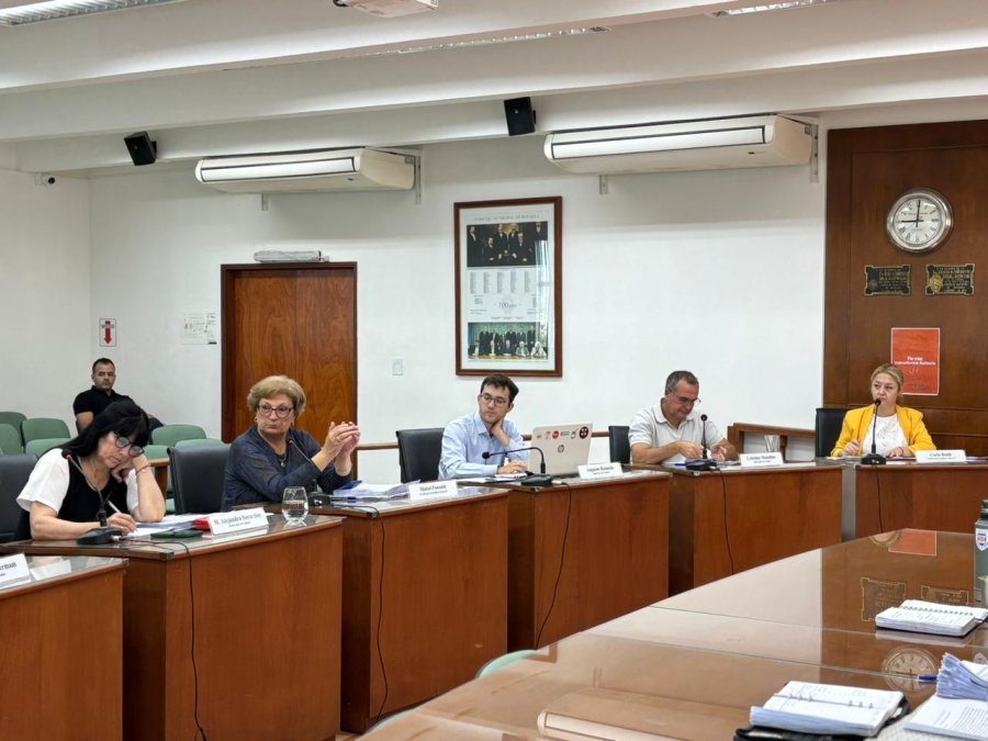 El bloque de concejales oficialistas durante la reuni&oacute;n de Comisi&oacute;n.