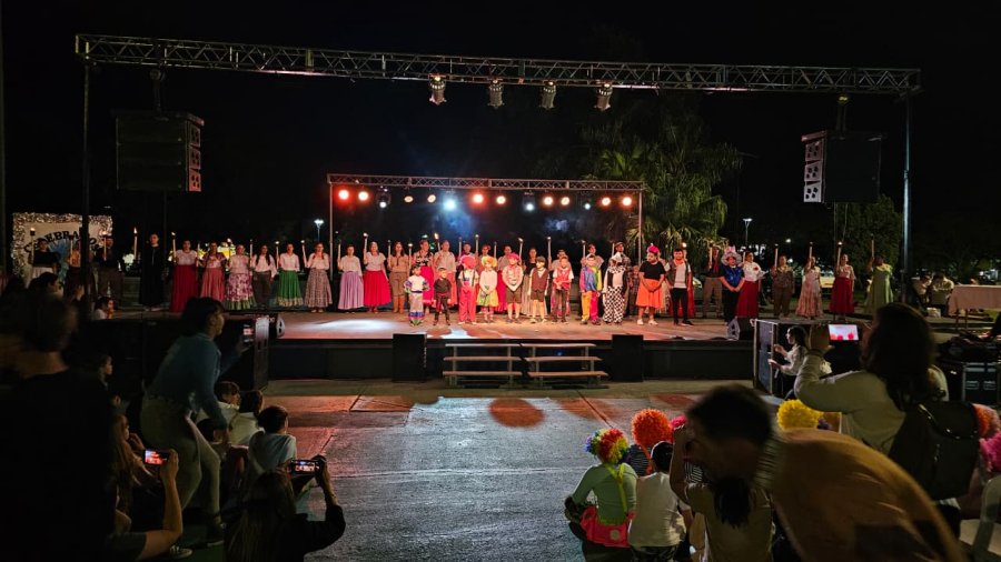 Exalumnos y alumnos portando las 30 velitas por los 30 a&ntilde;os de la Fiesta de la Tradici&oacute;n.