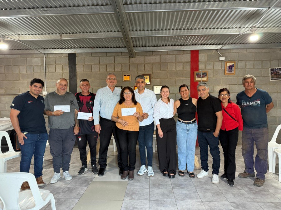 Los dirigentes del club junto a los visitantes.