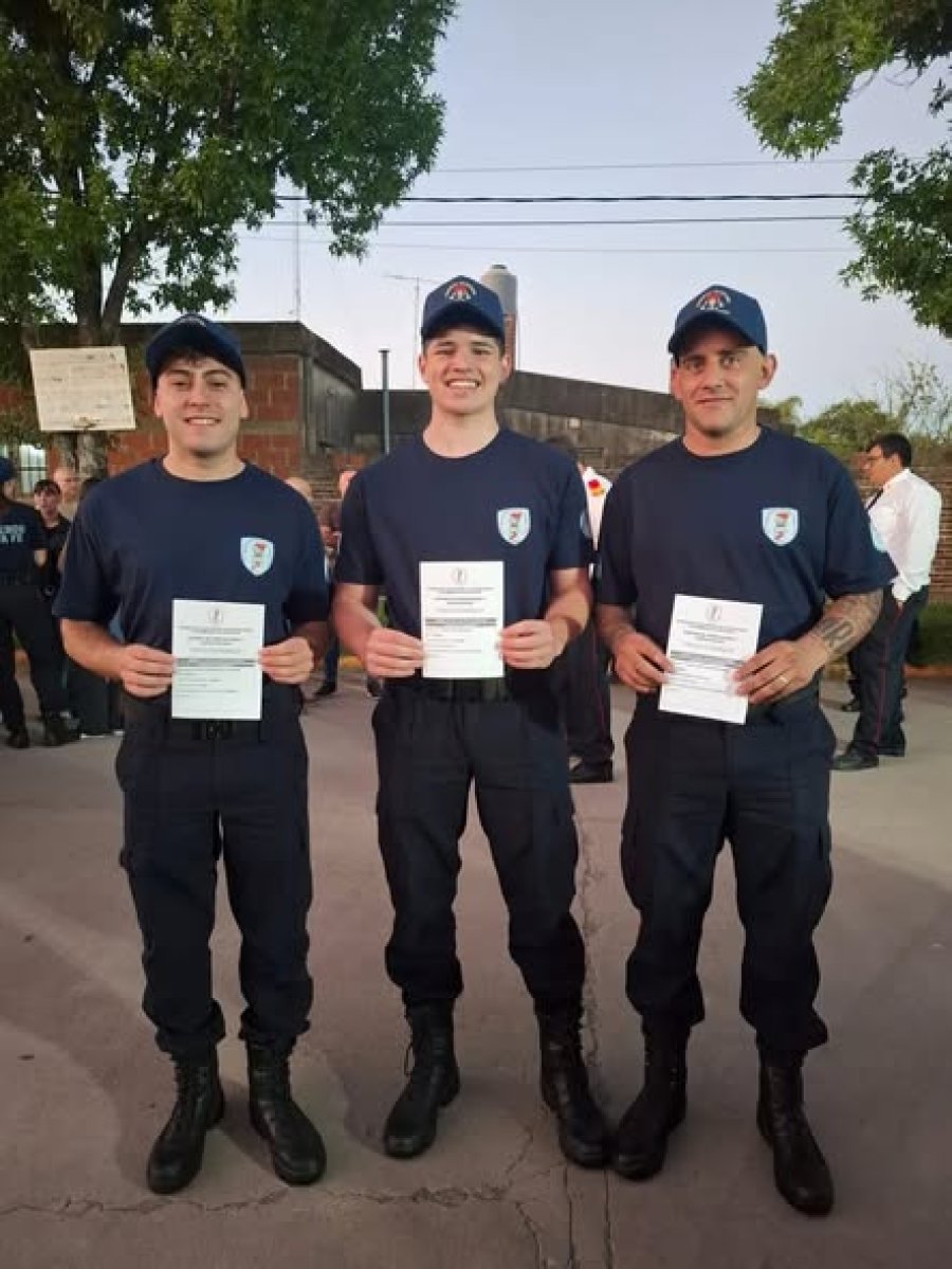 Los tres flamantes bomberos voluntarios.