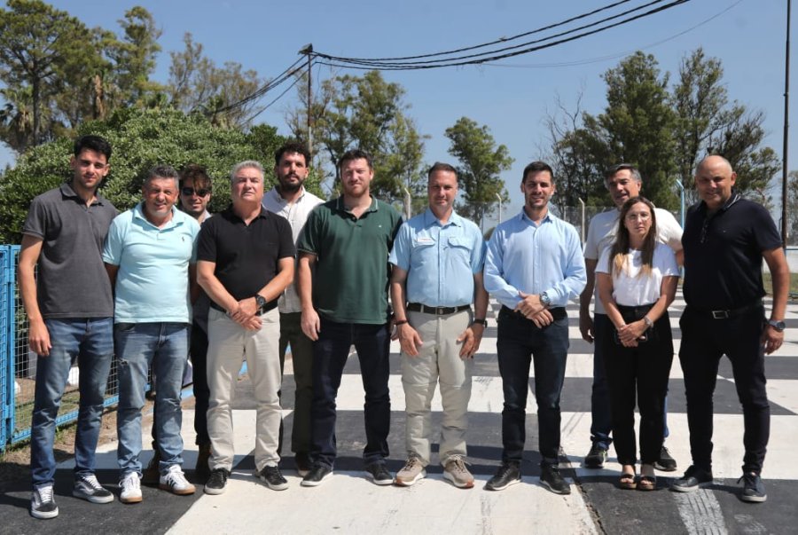 Dirigentes y funcionarios en el aut&oacute;dromo "Ciudad de Rafaela".