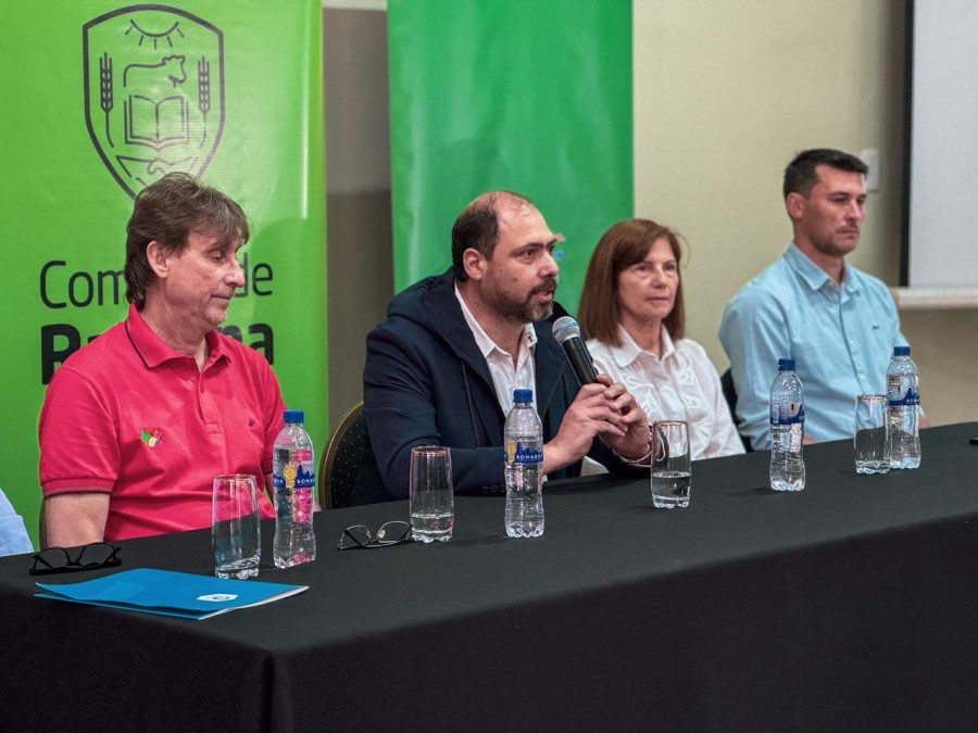 ERNESTINA. Mesa cabecera del encuentro en que se difundi&oacute; el proyecto.