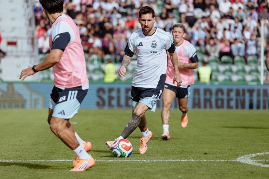 AS DE ESPADA. Messi, quien ser&iacute;a titular frente a Angola, lleva la pelota en la pr&aacute;ctica a puertas abiertas en el estadio de Elche.