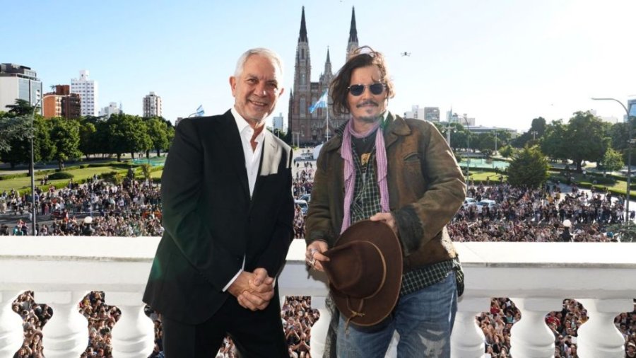 ESTRELLA. Johnny Deep desde el balc&oacute;n de la Municipalidad de La Plata, junto al intendente de esa ciudad, con una multitud en la plaza.