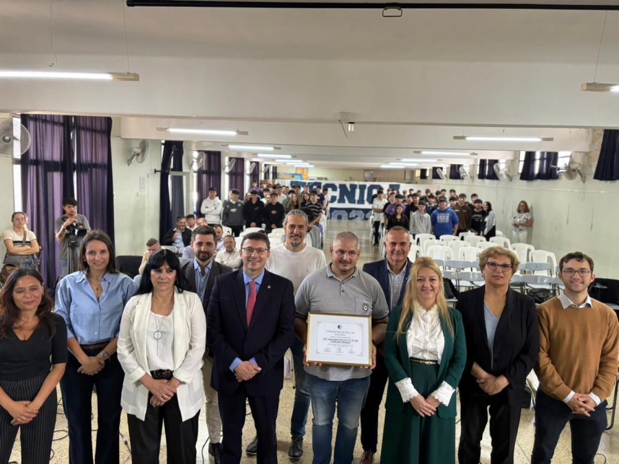 El director de la Escuela T&eacute;cnica, Walter Rohrmann, junto a los concejales durante la sesi&oacute;n en el sal&oacute;n de actos.